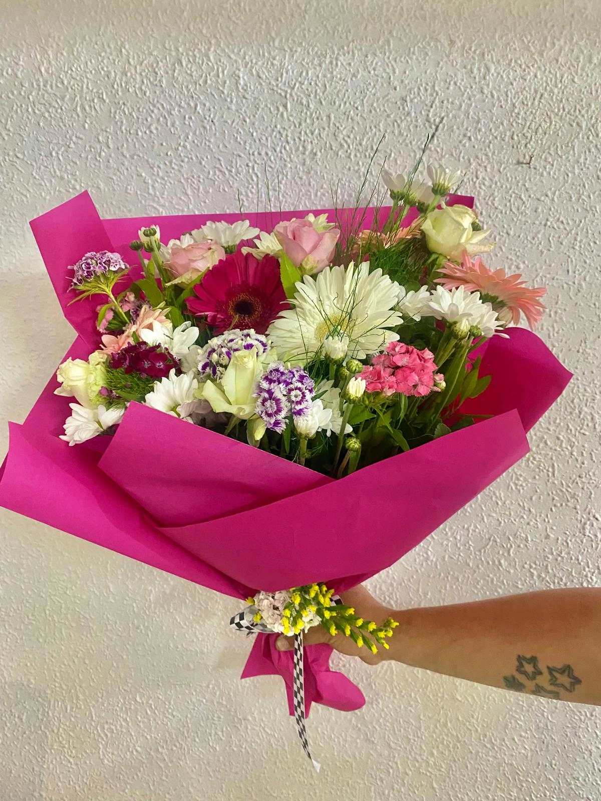 Pembe Kağıtta Gerbera Buketi