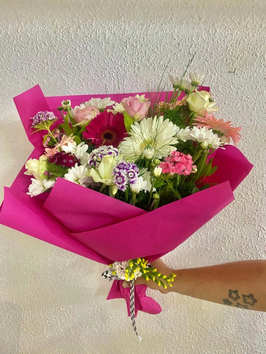 Pembe Kağıtta Gerbera Buketi